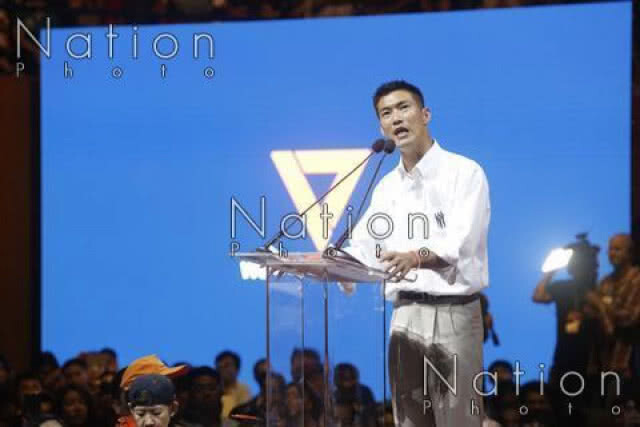 หมายเรียก "ธนาธร" โยงมารดา ใช้รถตู้พาผู้ต้องหาคดีศาลทหารหลบหนี