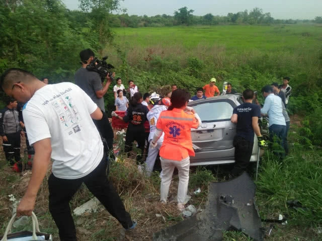 เก๋งชนท้ายกระบะข้ามเกาะกลางเสยรถสวนทาง นักร้องสาวดังดับ