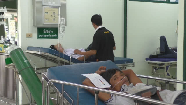 คนขับแทบช็อก!! ผู้โดยสารกว่า 10 คน หมดสติในรถตู้