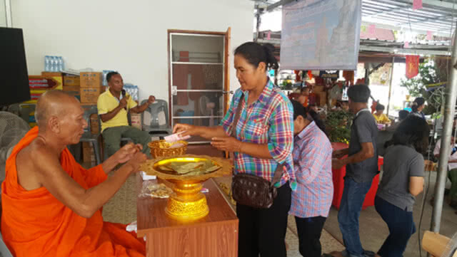แห่รับน้ำมันมะพร้าวสกัดเย็นรักษาโรค แน่นวัดบางปลาหมอ