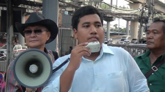'ร่วมลงชื่อกว่า 150 คน' จ่านิว ตั้งโต๊ะล่ารายชื่อถอดถอน กกต.หน้าอิมพีเรียล สำโรง