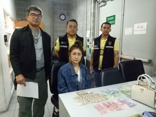 สนามบินสุวรรณภูมิชื่นชมแม่บ้านทำความสะอาดห้องน้ำ ส่งคืนกระเป๋าที่ผู้โดยสารลืมในห้องน้ำหญิง