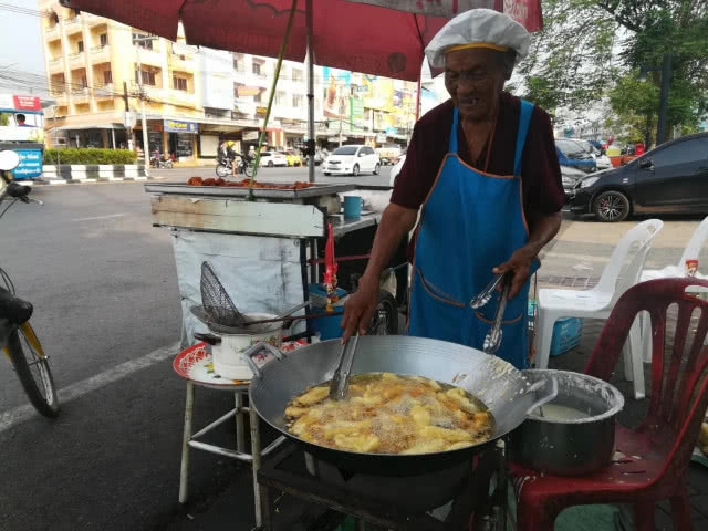 ยายจำลองอายุครบ100ปี แจกกล้วยทอดหมดร้าน