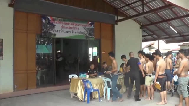 ฮือฮา! น้องดาหนุ่มสวยแปลงเพศ ดาวเด่นสีสันเกณฑ์ทหาร