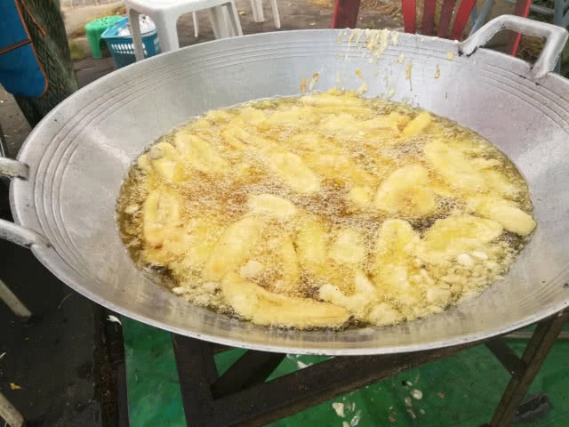 ยายจำลองอายุครบ100ปี แจกกล้วยทอดหมดร้าน