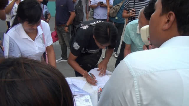 'ร่วมลงชื่อกว่า 150 คน' จ่านิว ตั้งโต๊ะล่ารายชื่อถอดถอน กกต.หน้าอิมพีเรียล สำโรง