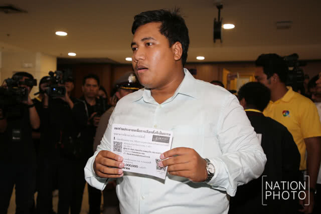 'จ่านิว-เครือข่ายนักศึกษา 20 สถาบัน' ล่ารายชื่อถอดถอน กกต.