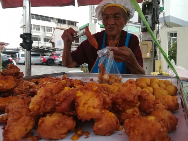 ยายจำลองอายุครบ100ปี แจกกล้วยทอดหมดร้าน