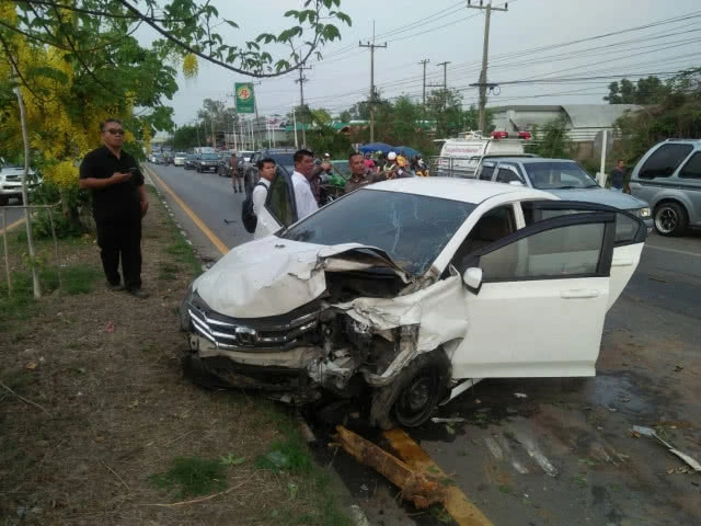 เก๋งชนท้ายกระบะข้ามเกาะกลางเสยรถสวนทาง นักร้องสาวดังดับ