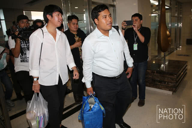 'จ่านิว-เครือข่ายนักศึกษา 20 สถาบัน' ล่ารายชื่อถอดถอน กกต.