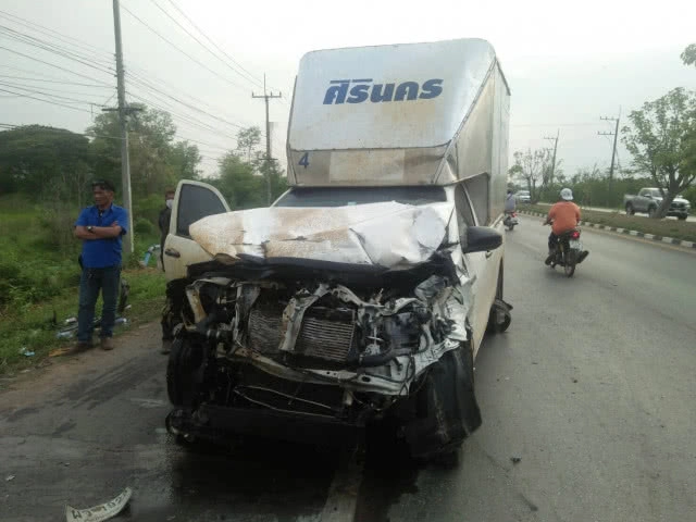 เก๋งชนท้ายกระบะข้ามเกาะกลางเสยรถสวนทาง นักร้องสาวดังดับ