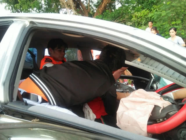 เก๋งชนท้ายกระบะข้ามเกาะกลางเสยรถสวนทาง นักร้องสาวดังดับ