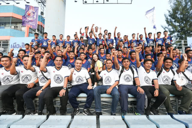 พื้นที่สร้างแรงบันดาลใจ! "มาดามแป้ง" เปิดสนามให้เด็กใต้ชมฟุตบอล