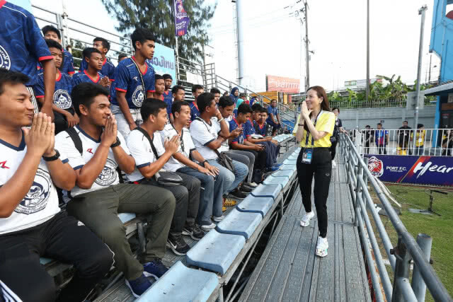 พื้นที่สร้างแรงบันดาลใจ! "มาดามแป้ง" เปิดสนามให้เด็กใต้ชมฟุตบอล