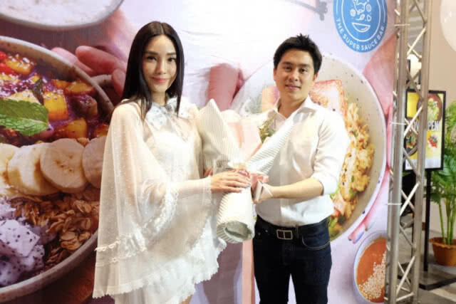 "เมย์ พิชญ์นาฏ" เซอร์ไพรส์สื่อ! ควงหวานใจ "เอ็ดดี้" เปิดตัวครั้งแรก