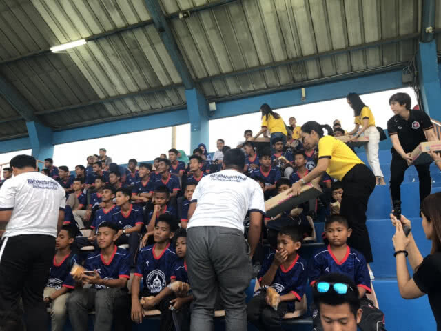 พื้นที่สร้างแรงบันดาลใจ! "มาดามแป้ง" เปิดสนามให้เด็กใต้ชมฟุตบอล