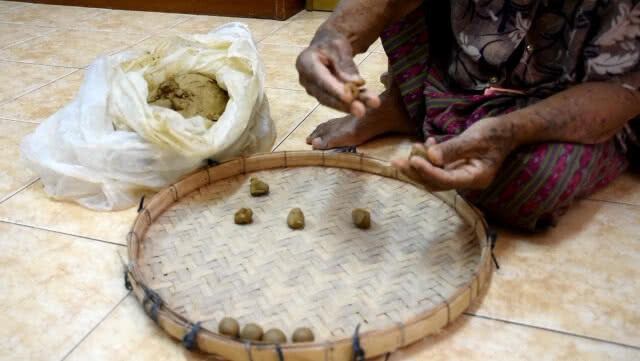 ยายวัย 80 ปั้นลูกกระสุนดินเหนียวขาย บำบัดอัมพฤกษ์-อัลไซเมอร์