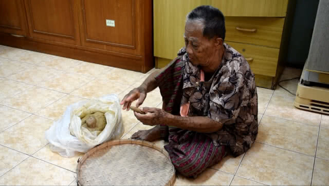 ยายวัย 80 ปั้นลูกกระสุนดินเหนียวขาย บำบัดอัมพฤกษ์-อัลไซเมอร์
