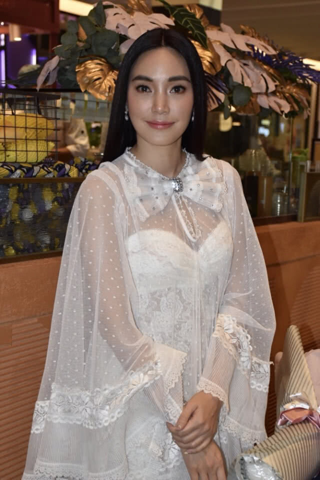 "เมย์ พิชญ์นาฏ" เซอร์ไพรส์สื่อ! ควงหวานใจ "เอ็ดดี้" เปิดตัวครั้งแรก