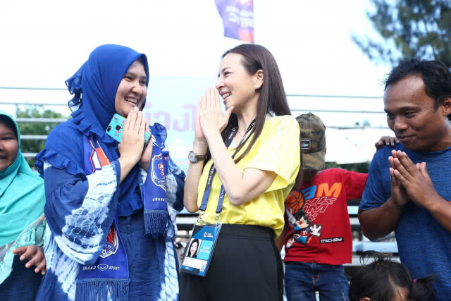 พื้นที่สร้างแรงบันดาลใจ! "มาดามแป้ง" เปิดสนามให้เด็กใต้ชมฟุตบอล