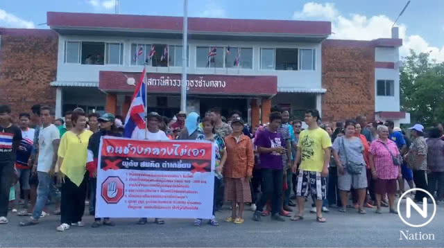ชาวบ้านรวมตัวไล่ ผกก.ช้างกลาง ออกจากพื้นที่