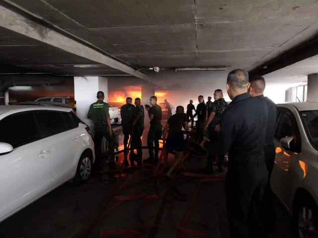 ไฟไหม้ลานจอดรถ ทบ. ควันขโมง ทหารวุ่น รีบย้ายรถ