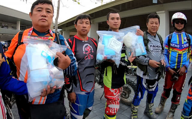 มอเตอร์ไซด์วิบากไต่เขา ออกช่วยจนท.ดับไฟป่า