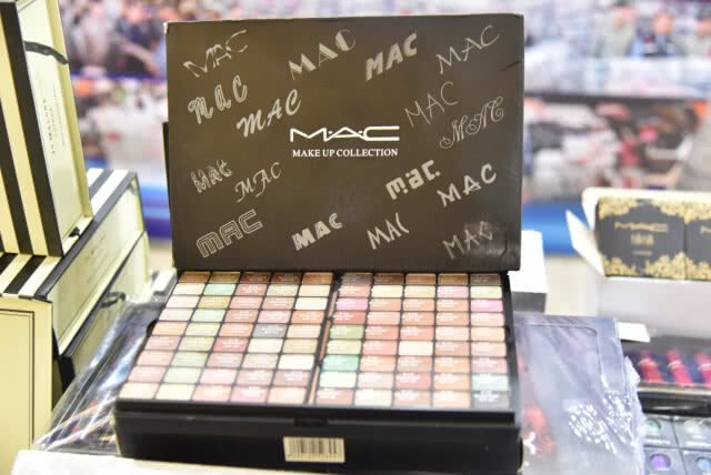 "บิ๊กโจ๊ก" ทลายตลาดสำเพ็ง ยึดเครื่องสำอางปลอมแบรนด์ดัง