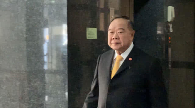 ประวิตร ไม่ห่วงมวลชน แห่ให้กำลังใจ ธนาธร พบตำรวจพรุ่งนี้
