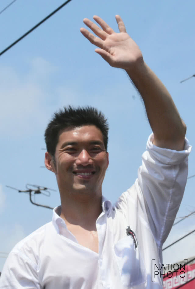 จี้สอบ "ธนาธร" ปมสานต่อภารกิจคณะราษฎร์