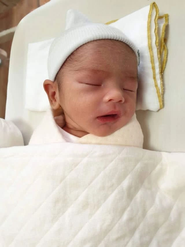 แอบส่องความน่ารัก "มีญ่า-มีก้า" ลูกแฝด "ป๊อก-มาร์กี้"