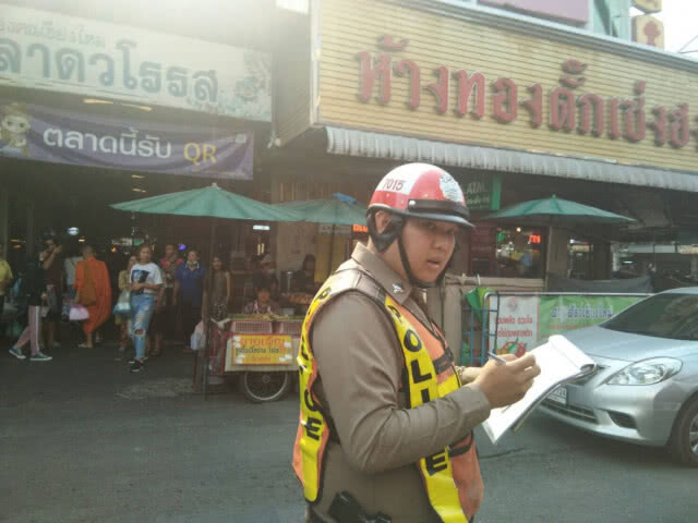 จราจรเชียงใหม่เจอของจริง สองแถวแดงแจ้งจับข้อหาละเว้น