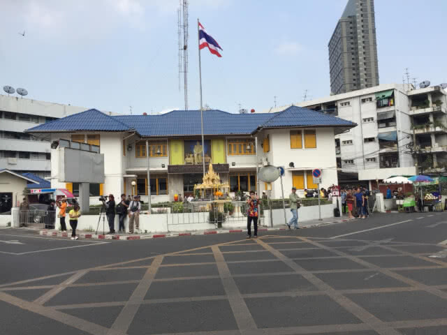 "มวลชน ทยอยรอให้กำลังใจ ธนาธรรับทราบข้อกล่าวหา ม.116