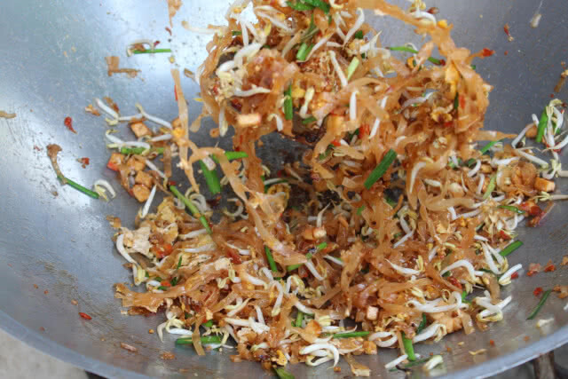 ร้านผัดไทรสเด็ดโคราช  ใช้กระทงใบตองลดโลกร้อน