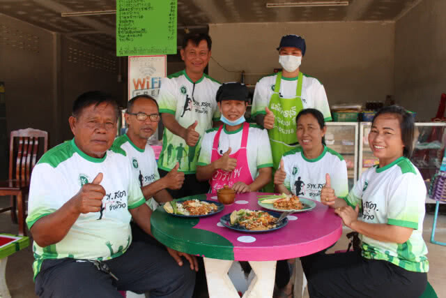 ร้านผัดไทรสเด็ดโคราช  ใช้กระทงใบตองลดโลกร้อน