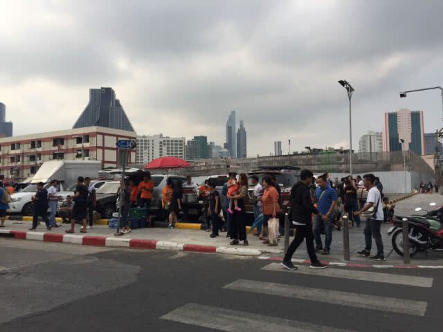 "มวลชน ทยอยรอให้กำลังใจ ธนาธรรับทราบข้อกล่าวหา ม.116