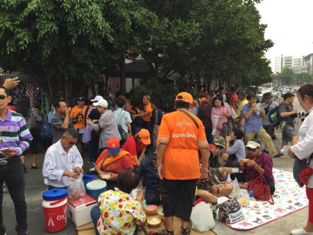 "มวลชน ทยอยรอให้กำลังใจ ธนาธรรับทราบข้อกล่าวหา ม.116