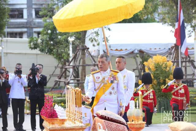 สมเด็จพระเจ้าอยู่หัว เสด็จพระราชดำเนินไปถวายบังคมสมเด็จพระบูรพมหากษัตริยาธิราช