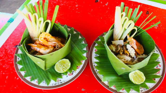 ร้านผัดไทรสเด็ดโคราช  ใช้กระทงใบตองลดโลกร้อน