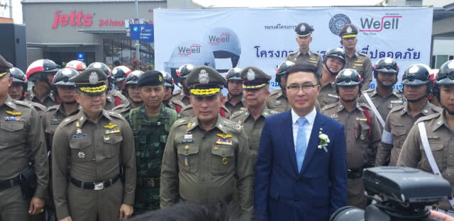 แจกหมวกนิรภัย ขับขี่ปลอดภัยสงกรานต์