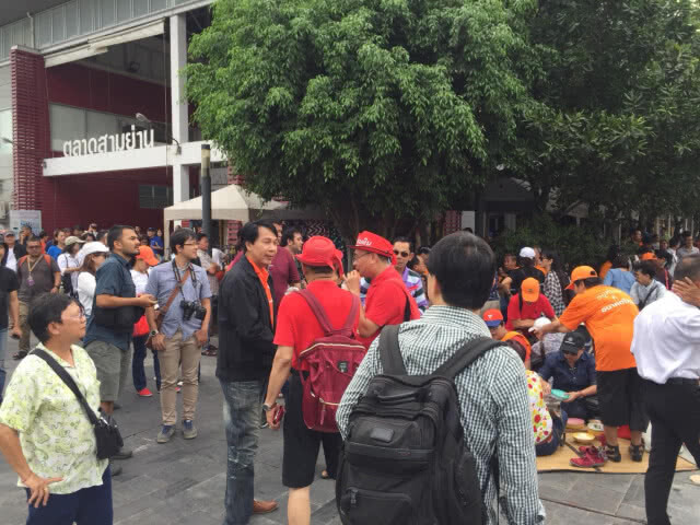 "มวลชน ทยอยรอให้กำลังใจ ธนาธรรับทราบข้อกล่าวหา ม.116