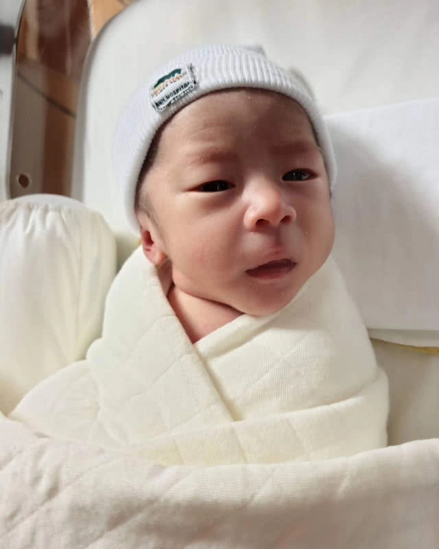 แอบส่องความน่ารัก "มีญ่า-มีก้า" ลูกแฝด "ป๊อก-มาร์กี้"