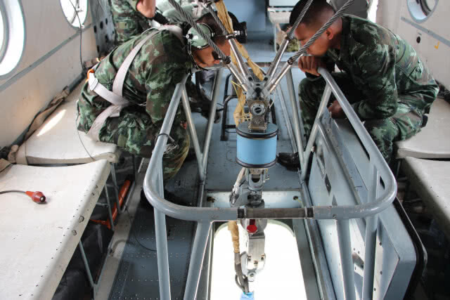เฮลิคอปเตอร์ บรรทุกน้ำดับไฟบนเขาสูงเชียงราย หลังลุกไหม้ 8 จุด