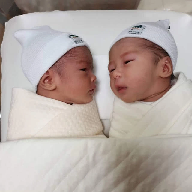 แอบส่องความน่ารัก "มีญ่า-มีก้า" ลูกแฝด "ป๊อก-มาร์กี้"