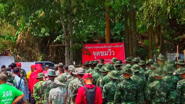 ทหาร ระดมกำลังร่วมดับไฟไหม้ป่าพะเยา