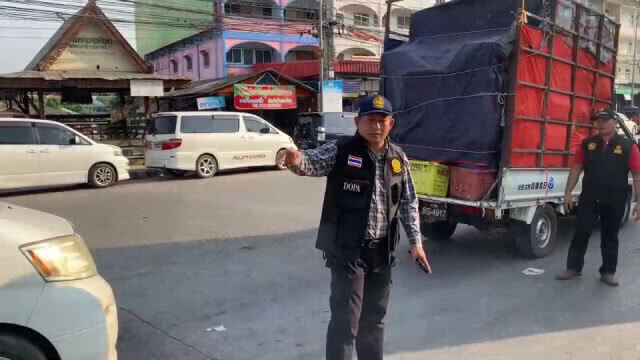 นายอำเภอสุดทน! ลงพื้นที่แก้ปัญหาจราจรตลาดริมเมยเอง