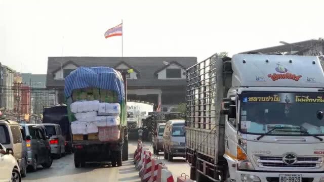 นายอำเภอสุดทน! ลงพื้นที่แก้ปัญหาจราจรตลาดริมเมยเอง
