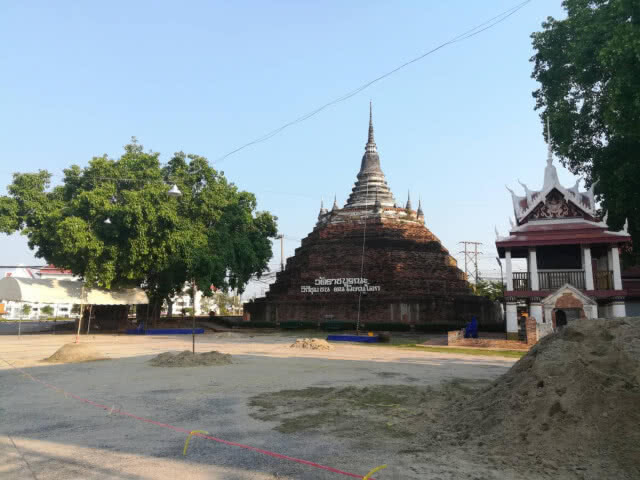 ขนทรายเข้าวัด สืบสานประเพณีก่อเจดีย์ทรายวัดราชบูรณะ