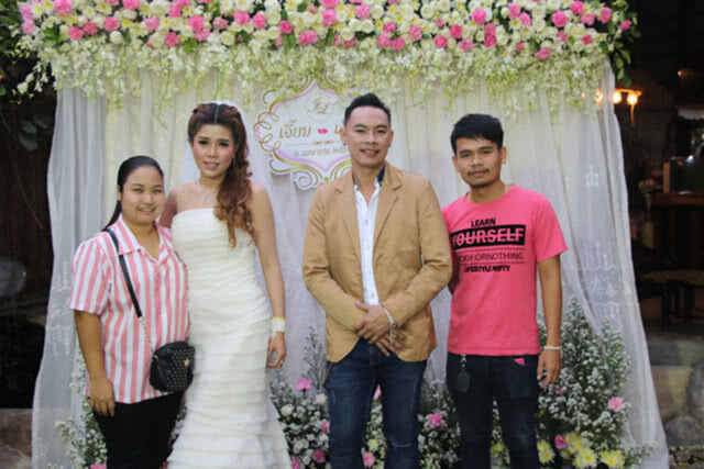 แห่ชื่นชมเจ้าบ่าวจิตอาสา ช่วยคนป่วยทั้งๆกำลังจะไปแต่งงาน
