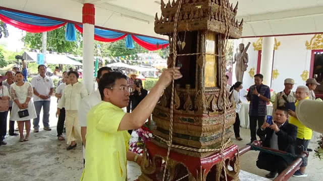 สืบสานประเพณีสรงน้ำพระบรมสารีริกธาตุวัดเสนาสน์
